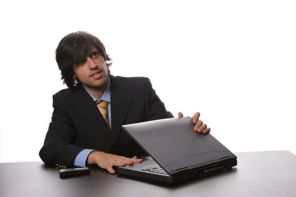 Jovem empresário homem de abertura laptop — Fotografia de Stock