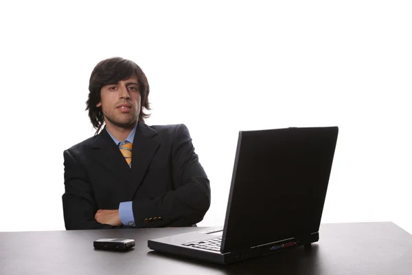 Młody biznes człowiek pracuje na laptopie — Zdjęcie stockowe