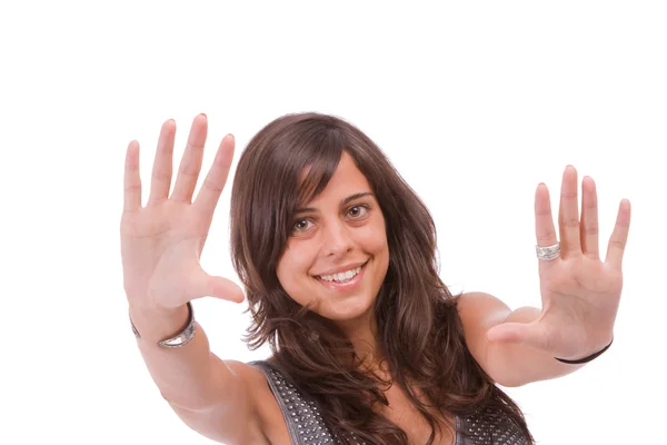 Молодая женщина показывает обрамляющий жест рукой — стоковое фото