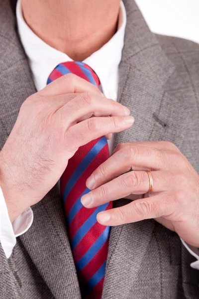 Obchodník si spravuje kravatu — Stock fotografie