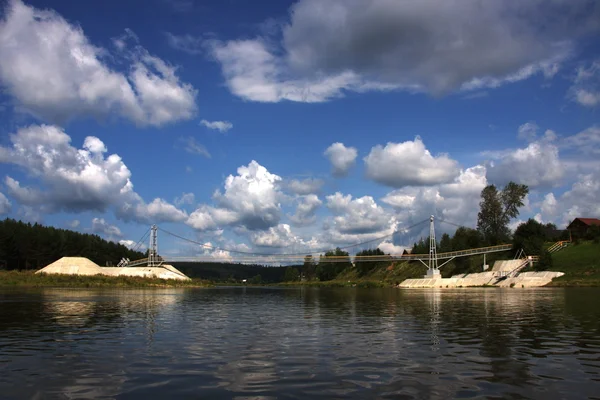 Nehir chusovaya üzerinde köprü — Stok fotoğraf