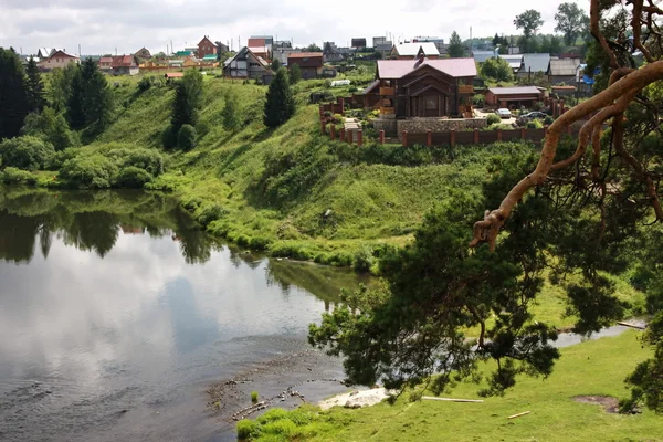 Nehir üzerinde Köyü — Stok fotoğraf
