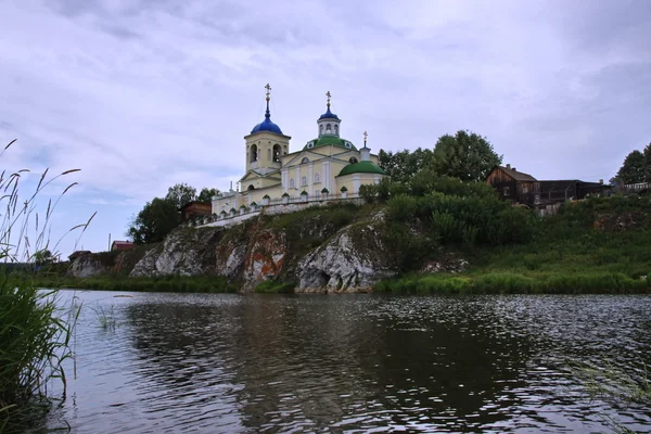 Kyrkan av st george på floden chusov — Stockfoto