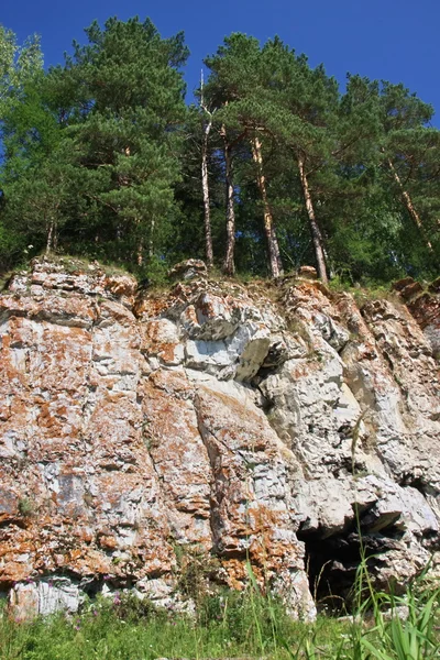 Jaskinia nad rzeką — Zdjęcie stockowe