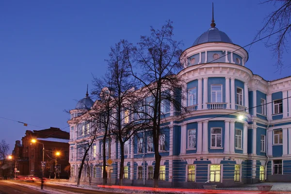 Maison dans la ville de nuit — Photo