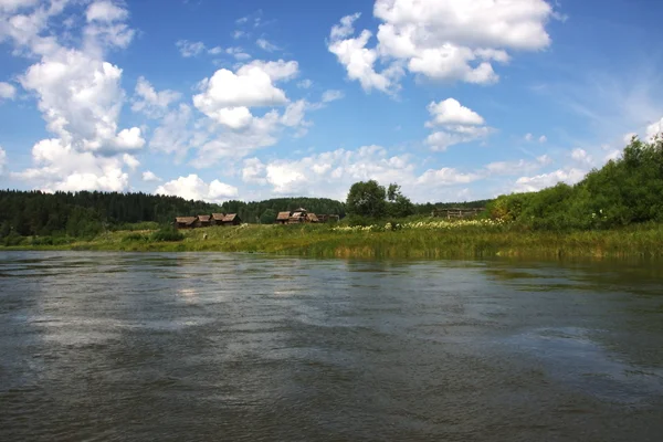 Dorf am Ufer des Flusses Tschussow — Stockfoto