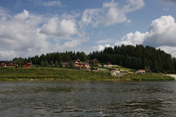 Εξοχικών σπιτιών με το ποταμό chusovaya — Φωτογραφία Αρχείου