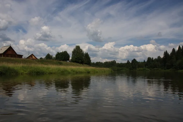 Cottages op de rivier de Tsjoesovaja — Stockfoto