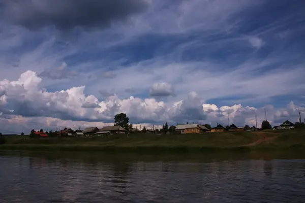 Cottages on the river Chusovaya — Stock Photo, Image