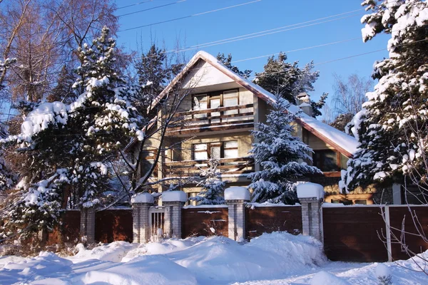 Duży domek w lesie zimą — Zdjęcie stockowe