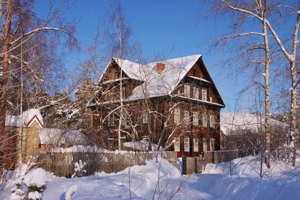 Duży domek w lesie zimą — Zdjęcie stockowe
