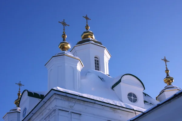 Kyrkan mot den blå himlen — Stockfoto