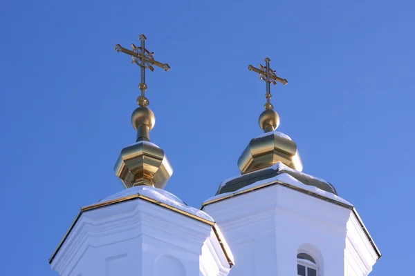 Εκκλησία ενάντια στον γαλάζιο ουρανό — Φωτογραφία Αρχείου