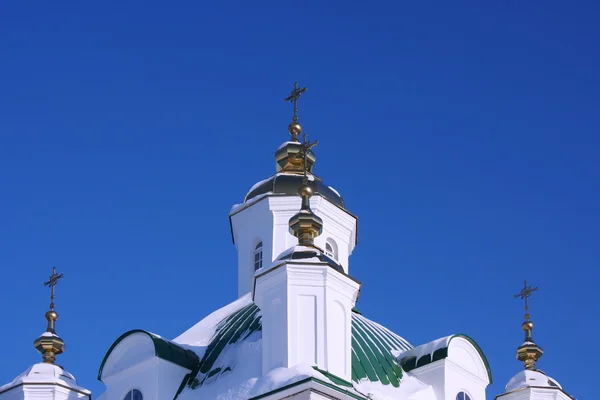 Igreja contra o céu azul — Fotografia de Stock