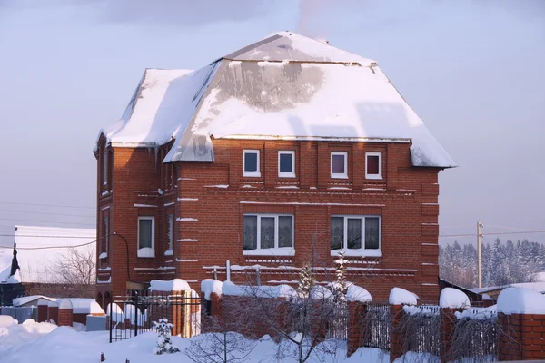 Nowy domek w zimie — Zdjęcie stockowe