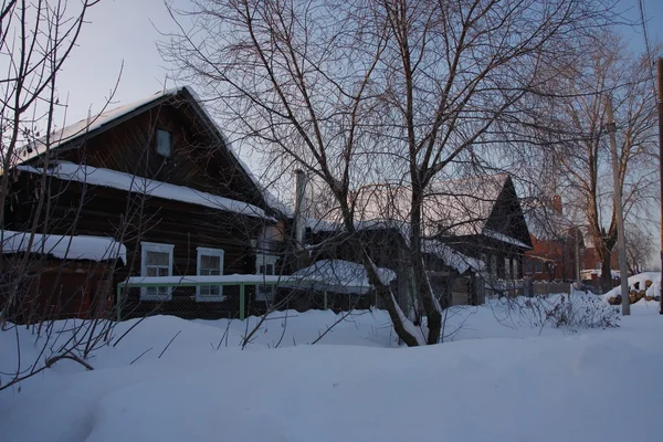 Perm kentinde eski bir ahşap ev — Stok fotoğraf