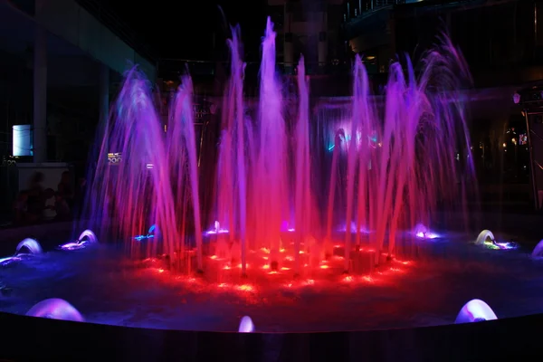 Heldere prachtige fontein — Stockfoto