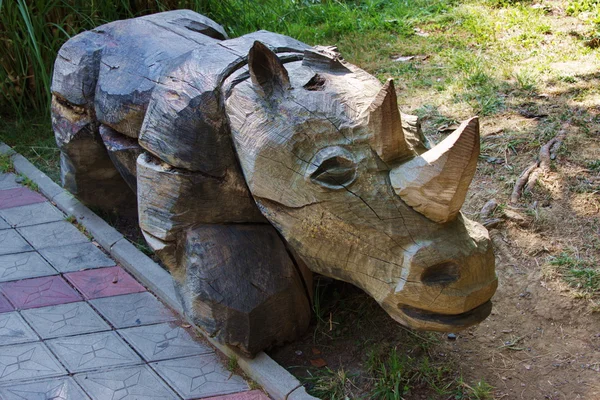 Dřevěná socha nosorožce — Stock fotografie