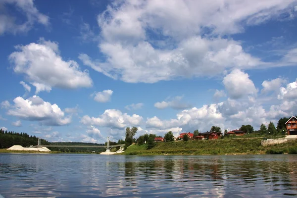 Village on the banks of the river — Stock Photo, Image