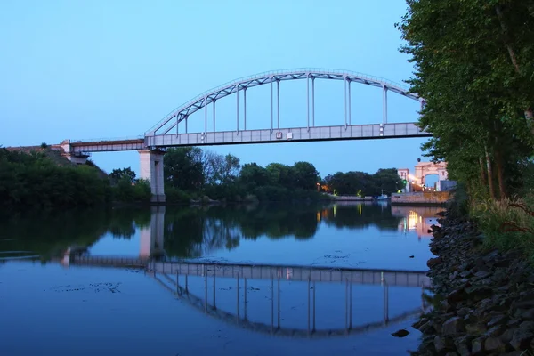 Brücke mit der Spiegelung im Wasser — Stockfoto