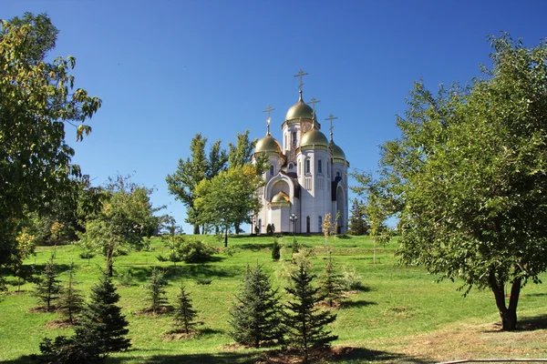 Kościół na trawniku lato — Zdjęcie stockowe