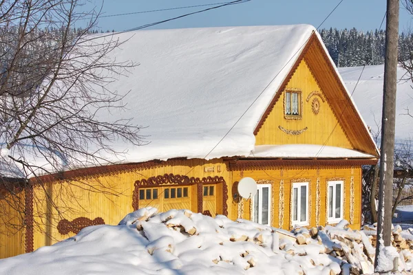 Kış aylarında köy evi — Stok fotoğraf