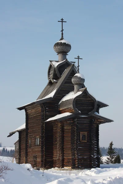Деревянная церковь в зимней деревне — стоковое фото