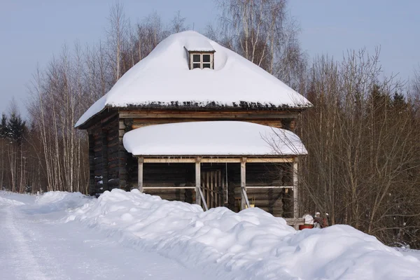 Drewniany budynek w lesie zimą — Zdjęcie stockowe