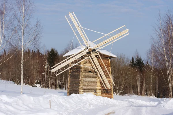 Mulino in legno nel vecchio villaggio — Foto Stock