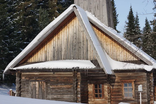Edificio in legno nella foresta invernale — Foto Stock
