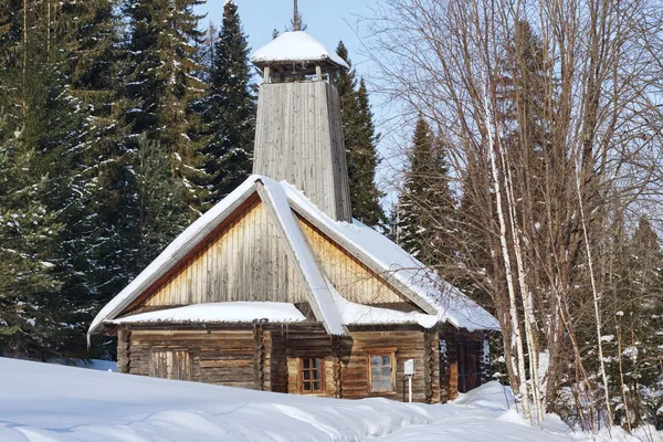 Edificio in legno nella foresta invernale — Foto Stock