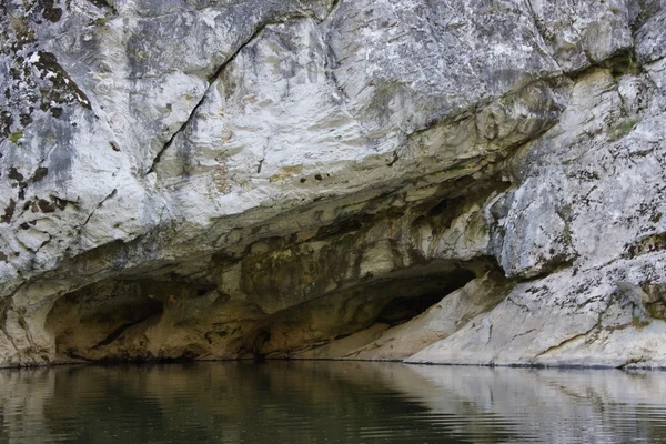 Красивая скала в реке Чусовая — стоковое фото