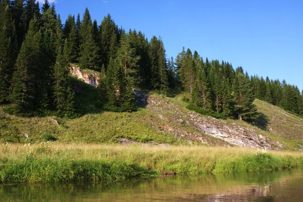 Bela rocha no rio Chusovaya — Fotografia de Stock