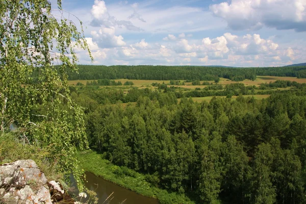 Natur des urbanen Flusses chusovaya — Stockfoto