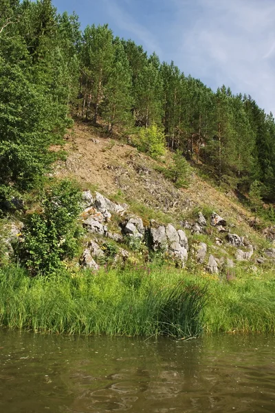 Schöner Felsen im Fluss chusovaya — Stockfoto