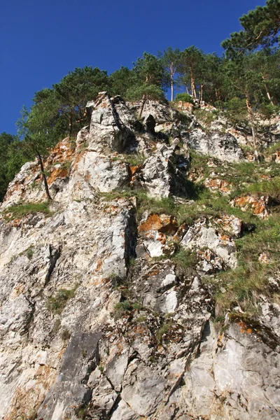 Prachtige rots in de rivier de Tsjoesovaja — Stockfoto