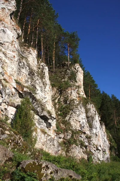 Bela rocha no rio Chusovaya — Fotografia de Stock