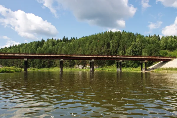Brücke über den Fluss Tschussowaja — Stockfoto