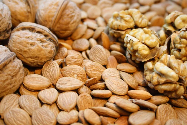 Wallnuts and almonds — Stock Photo, Image