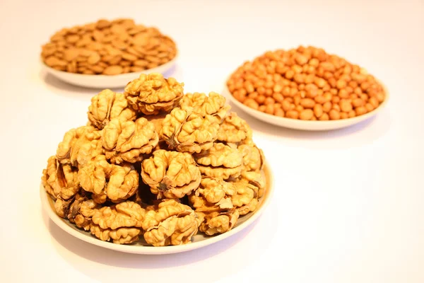 Орехи в тарелках — стоковое фото