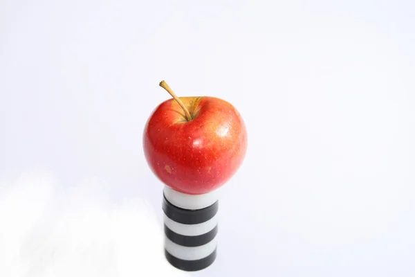 Apfel auf einem Kreisel — Stockfoto