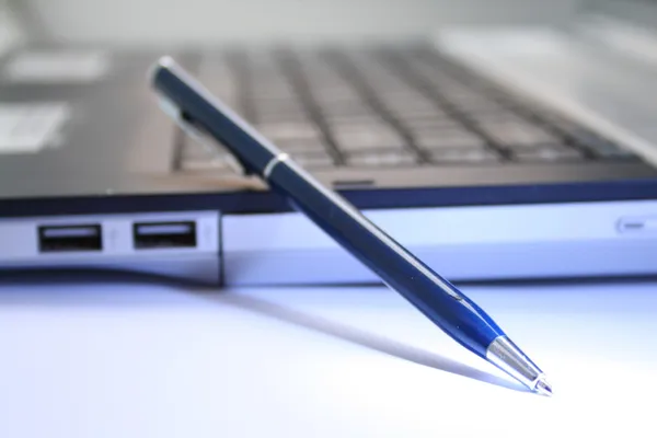 Pen and keyboard — Stock Photo, Image