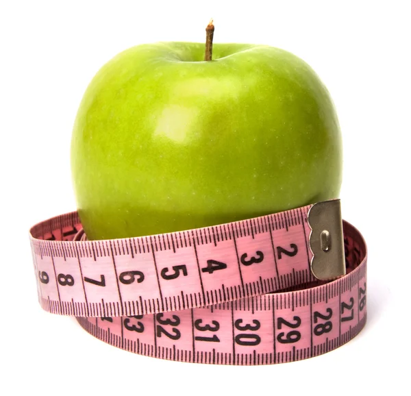 Fita métrica enrolada em torno de maçã verde — Fotografia de Stock