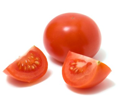 Dilimlenmiş domates beyaz arka planda izole