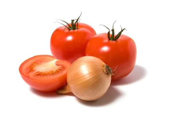 Tomaten en uien geïsoleerd op witte achtergrond — Stockfoto