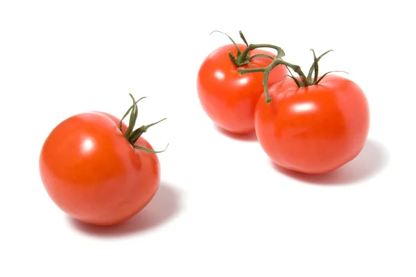 Крепкий помидор изолирован на белом фоне — стоковое фото