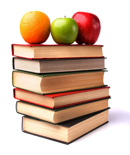 Стопка книг с фруктами — стоковое фото
