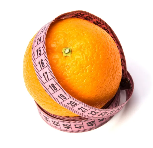 Fita métrica enrolada em torno da laranja — Fotografia de Stock