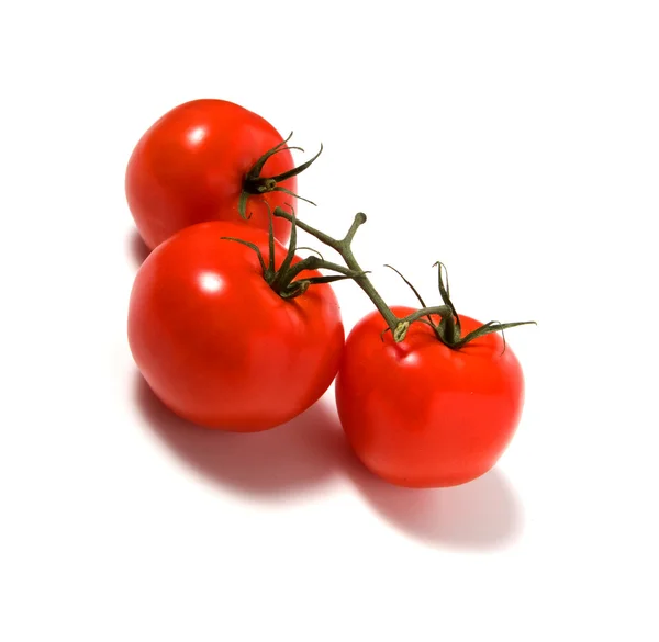 Крепкий помидор изолирован на белом фоне — стоковое фото