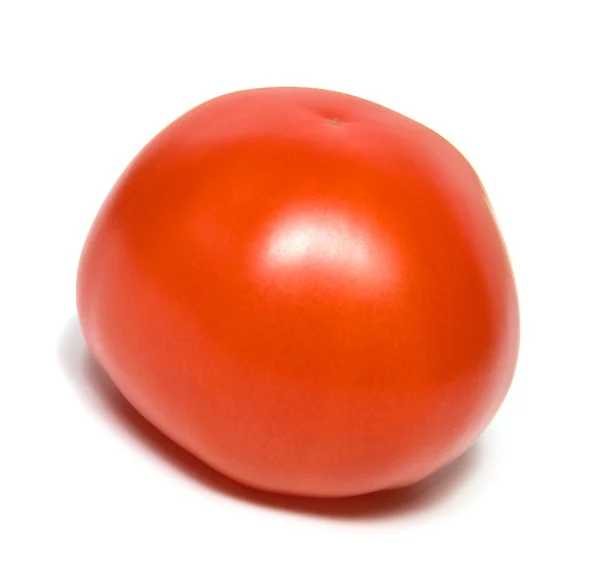 Один красный помидор изолирован на белом фоне — стоковое фото